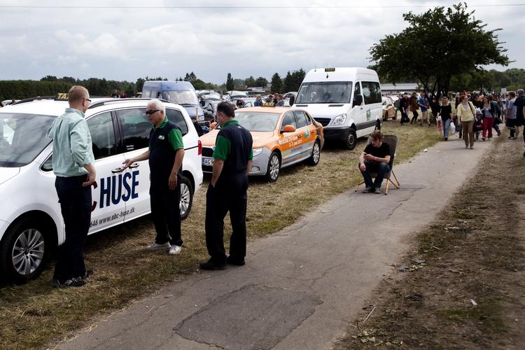 Torben Abel (længst tv) kører taxa for Selandia Taxa på Roskilde Festival. Han er træt af pirattaxaer. 