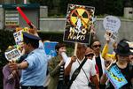 protest. Flere steder i Japan har indbyggerne demonstreret mod atomkraft i dag. Her passerer en demonstration forbi elektricitetsværket i Tokyo. 