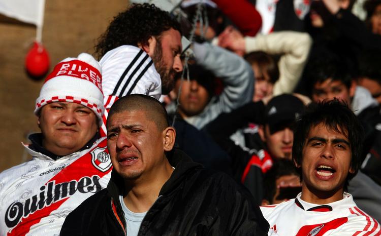 Nedtur. Vantro River Plate-fans følger dagens kamp, hvor storklubben ikke formåede at forhindre nedrykning til den næstbedste række i Argentina. 