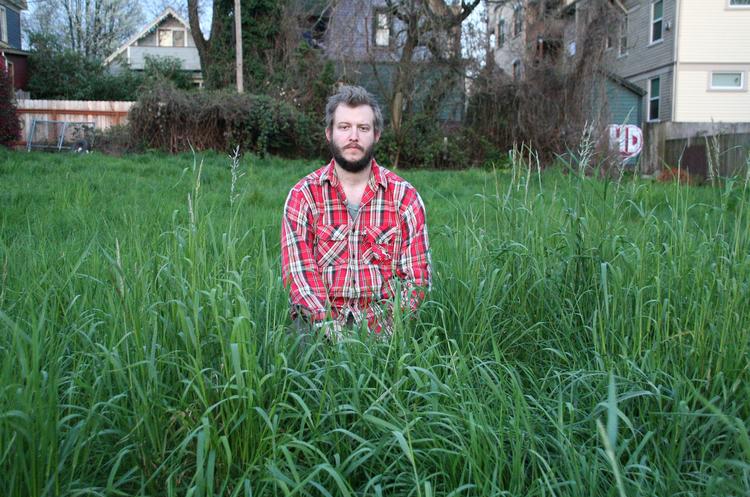 Enspænder. Den amerikanske sanger Justin Vernon er født i Wisconsin, 1981. Han fik et verdensgennembrud i 2008, da han under navnet Bon Iver udgav albummet 'For Emma, Forever Ago'. I tirsdags udkom hans seneste album. PR-foto 