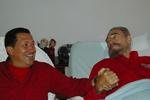 Chavez. Hugo Chavez besøgte i 2008 den tidligere cubanske leder Fidel Castro, da han var alvorligt syg. Nu er Chavez selv i sygesengen i Cuba. 
