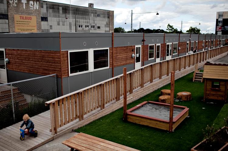 Mellemstation. Daginstitutionen Barndommens Land på Østerbro i København står først færdig til november, men børn og personale er allerede flyttet ind ind disse pavilloner i nærheden. 