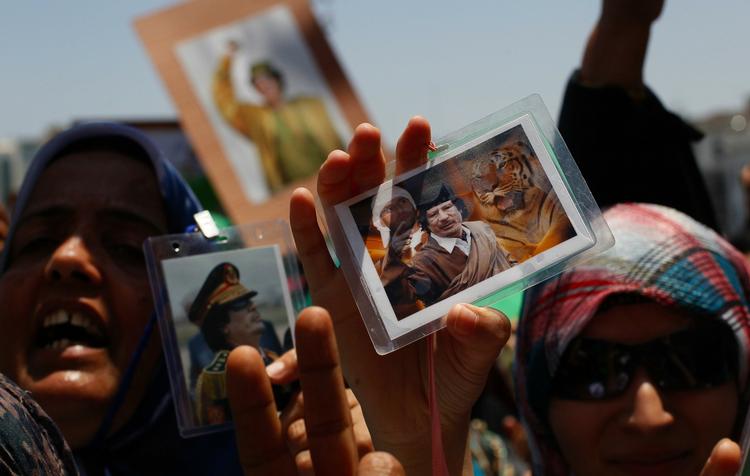 Demonstration. Libyens regering tager hver dag udenlandske journalister med på guidede ture i Tripoli. I sidste uge gik turen blandt andet forbi disse kvinder, som udtrykte deres opbakning til Moamar Gaddafi. 
