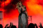 Regere. Piger regerer ifølge Beyoncé planeten Jorden. Det er måske nok ønsketænkning, men til gengæld er det stensikkert, at  det amerikanske fænomen håndterer sine egne virkemidler og musik med imponerende stilsikkerhed og kontrol. Her er hun fotograferet ved American Idol- finalen i maj. Foto: Chris Pizzello/AP 
