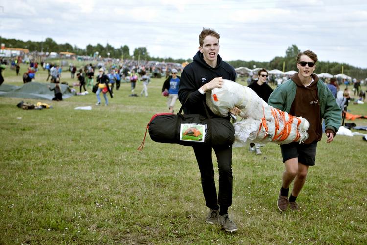 Snyltere. Roskilde Festival vil have sine gæster i fred for 'snylterne fra Love Camp'. 