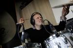 Utraditionelt. Duoen bestående af trommeslageren Emil de Waal og Spejderrobot udgiver deres kommende album på indersiden af pizzaæsker. 