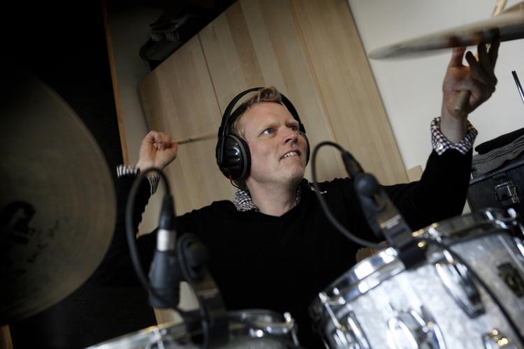 Utraditionelt. Duoen bestående af trommeslageren Emil de Waal og Spejderrobot udgiver deres kommende album på indersiden af pizzaæsker. 