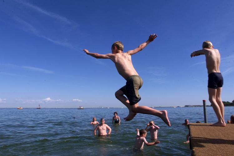 Sommer. De næste dage byder på masser af sol og dermed mulighed for at få en kølig dukkert. 