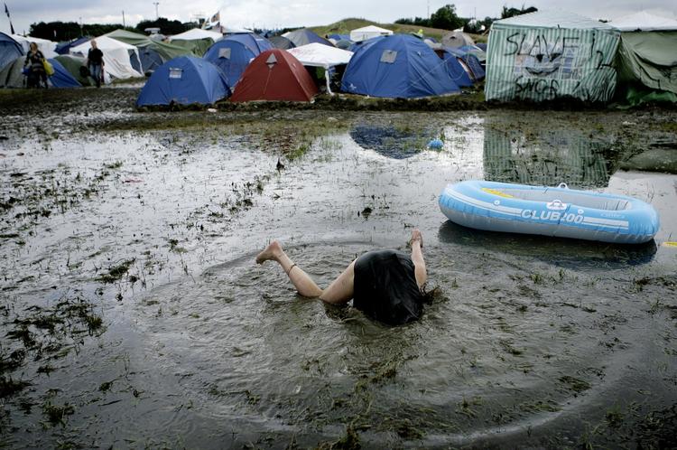 vådt. Vejrguderne er langt fra hvert år med arrangører og gæster på Roskilde Festival. I 2007 var det f. eks. meget vådt. 