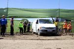 BORTGANG. Her bliver den britiske politiker i en civil ambulance ført væk fra Glastonbury festival, hvor han blev fundet død. 