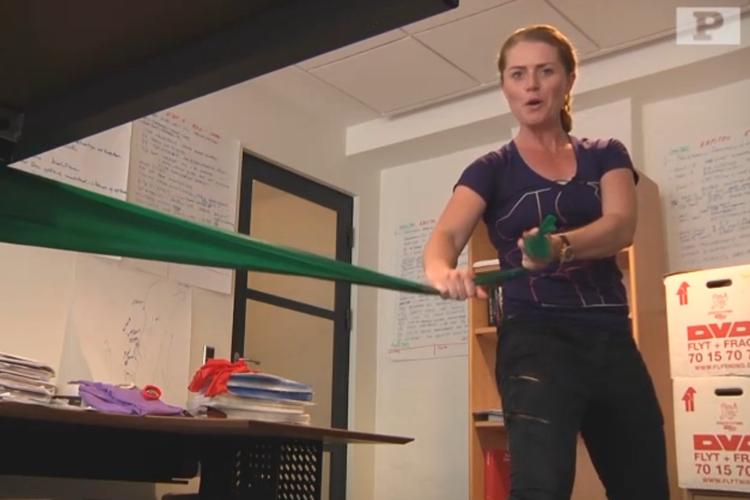 Træningseksperten Birgitte Nymann i gang med øvelse nummer seks. 