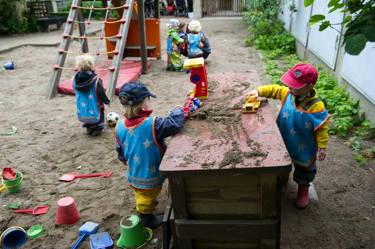 Køn. Drenge og piger i daginstitutionen Egalia i Stockholm opmuntres til at lege de samme lege og bruge samme legetøj. 