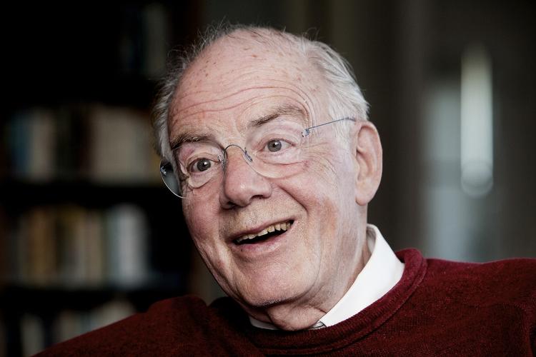 Dødsfald. Socialdemokraten Erling Olsen er død. Han blev 84 år. Erling Olsen var som folketingsmedlem, minister og formand tingets finurlige humorist. 