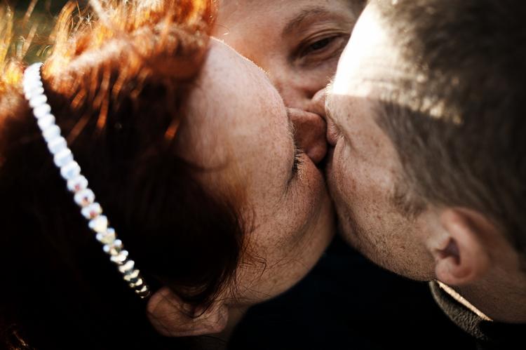 Polyamori. 42-årige Odinn fejrede sankthans sammen med Bettina (tv. på det nederste billede) og Pia – to gode veninder. Han har to andre kvinder, som han kalder sine kærester, og når man også skal finde tid til ekskonen og deres fælles datter, kan tiden godt føles knap. 