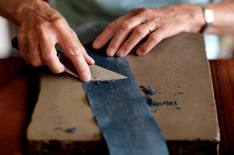 Håndværk. Oaseged er særlig  udsøgte og fejlfrie nigergede- og  antilopeskind til bogbinding, og Birthe Lassens pensionerede bogbinderhænder nyder stadig at arbejde med materialet, som ifølge hende ubetinget skal stå i  Retskrivningsordbogen. 