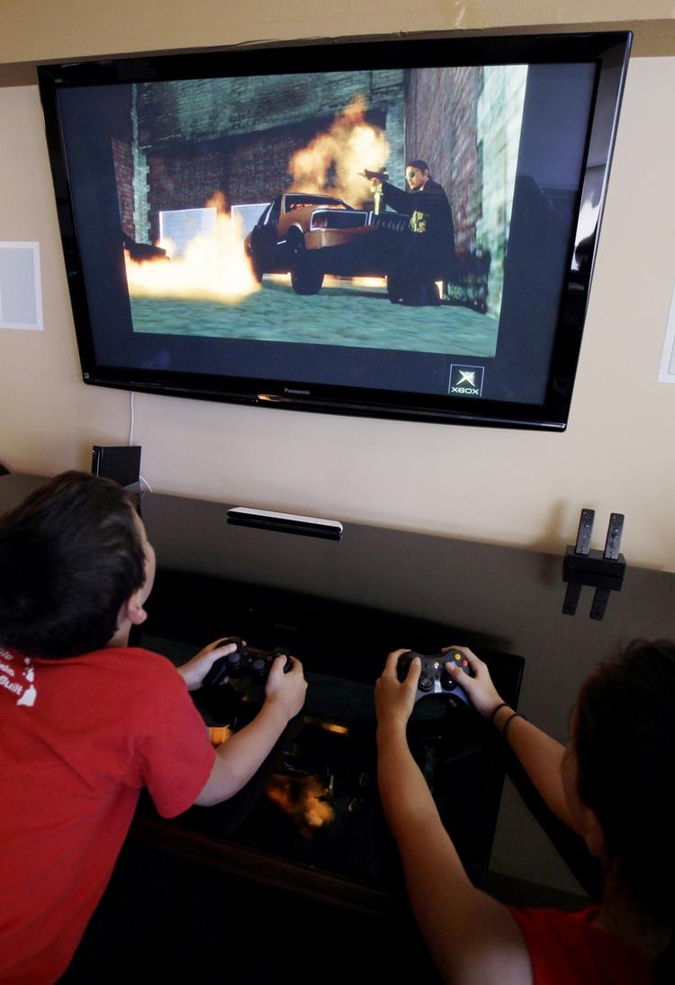 Forbud-mod-forbud. Brødrene Taga-Anderson på henholdsvis 9 og 13 år kan fortsætte med at spille voldelige computerspil. Det slår højesteretten fast, selv om Californien ønsker forbud. 