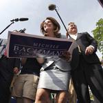 En af de stigende stjerne i USA's Tea Party-bevægelse, Michele Bachmann, meldte sig officielt til kapløbet om at blive nomineret til Republikanernes præsidentkandidat ved valget 2012. 