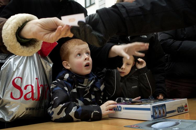Hjælp. Flere danske familier har haft brug for julehjælp de senere år. Billedet er fra 2009, hvor dengang 5-årige Christoffer Waldemar Hansen fik lego, da Frelsens Hær delte julegaver ud. 