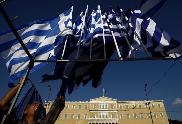 Krise. Grækenland er tæt på at gå fallit, men for gadesælgerne i Athen er der stadig en skilling at tjene på at sælge flag og souvenirs. 