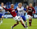 hjemmedyrket. Esbjerg og Lyngby er to af de danske klubber, som gør mest ud af at udvikle egne spillere. Søren Rieks (midt) er en Esbjerg-spiller af egen avl, som også er inde omkring det danske landshold. 