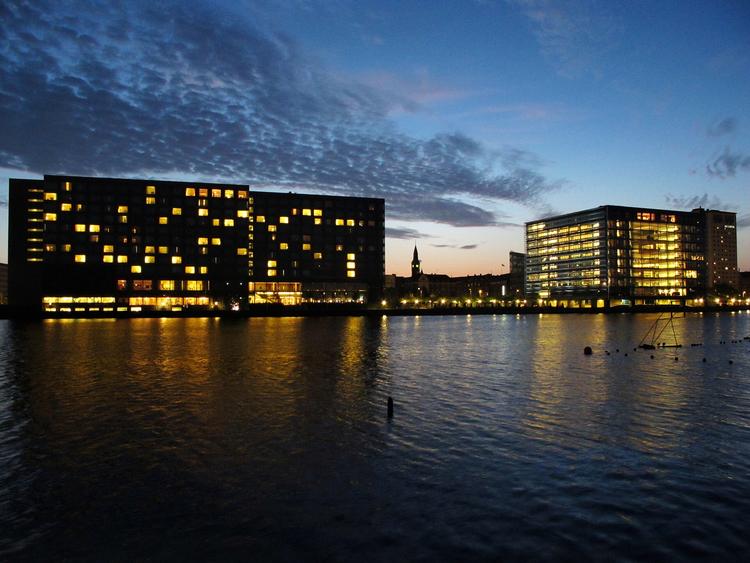 Grænsebryder. Nykredits hovedsæde på Kalvebod Brygge i København. Nykredit Bank er en af de 15, som overtræder en eller to af Finanstilsynets grænseværdier. 