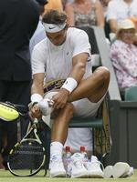 scanning. Rafael Nadal kigger under kampen mod Juan Martin Del Potro på den fod, der voldte spanieren problemer. 