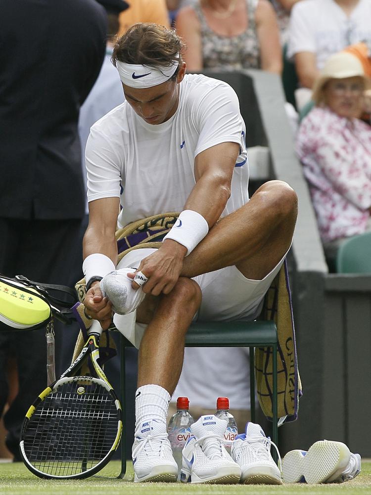 scanning. Rafael Nadal kigger under kampen mod Juan Martin Del Potro på den fod, der voldte spanieren problemer. 