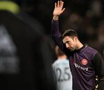 Karim Zaza med bøjet hoved vinker ud til AaB-tilskuerne efter det sidste brændte straffespark, der sendte AaB ud af Uefa Cuppen. 
