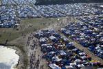 TELEFONI. Festivalen indebærer oprettelsen af det, der svarer til en større provinsby. Med de moderne smartphones giver det en tung belastning af mobiltelefonnettet, selv om det er kraftigt udbygget omkring festivalpladsen. 
