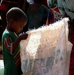 Igen. Kenya i 2006. En sulten dreng kigger ned i en nødhjælpssæk med mad. Kenya er blandt det lande, der er ramt af en alvorlig mangel på mad. 