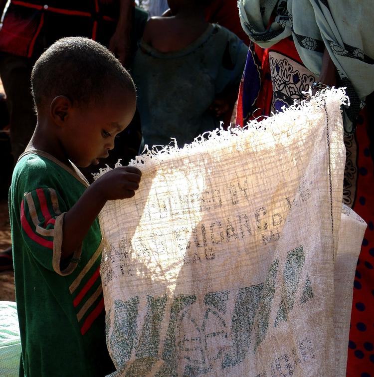 Igen. Kenya i 2006. En sulten dreng kigger ned i en nødhjælpssæk med mad. Kenya er blandt det lande, der er ramt af en alvorlig mangel på mad. 