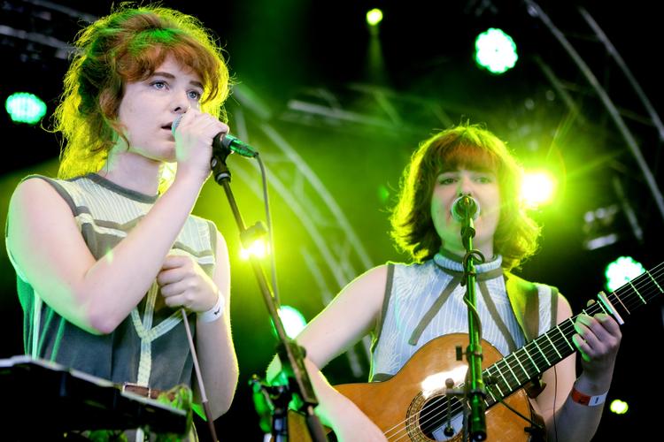 Kirsten og Marie leverede en dejligt sødmefuld koncert på Pavilion Junior-scenen mandag eftermiddag. 