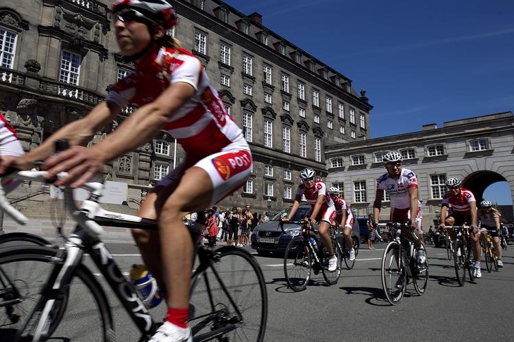 forbudt. Rytterne fik i dag lov til at køre gennem porten ved Christiansborg og forbi stentrappen ind til Folketinget. Men det er endt som forbudt område for hele feltet, når VM i enkeltstart skydes i gang i Danmark i september. 