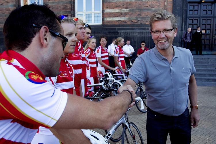 rute-problemer. Overborgmester Frank Jensen (th) hilser på Alex Rasmussen, som bliver en af deltagerne til VM i enkeltstart i København i slutningen af september. 
