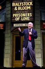 Showbizz. Mel Brooks har beskæftiget sig med mange områder inden for underholdningsbranchen. Her er han selv på scenen i New York i musicalen 'The Producers', der - helt fortjent - er blevet et megahit i teaterversionen. 