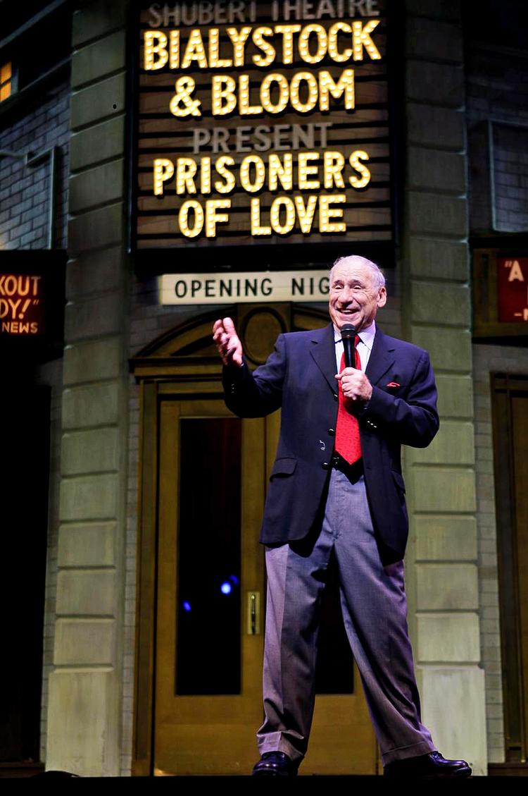 Showbizz. Mel Brooks har beskæftiget sig med mange områder inden for underholdningsbranchen. Her er han selv på scenen i New York i musicalen 'The Producers', der - helt fortjent - er blevet et megahit i teaterversionen. 