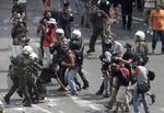 Sammenstød. 5.000 kampklædte græske politifolk var i dag forberedte på demonstrationer og strejker i det centrale Athen. 