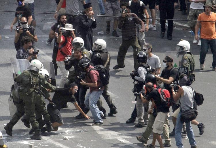 Sammenstød. 5.000 kampklædte græske politifolk var i dag forberedte på demonstrationer og strejker i det centrale Athen. 