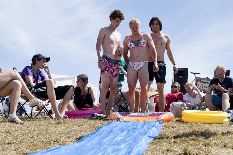 Smørrelse. Asbjørn fra Camp Cockblock bruger brun sæbe og dåseøl for at glide bedre på en glidebane, han og hans venner har lavet på Roskilde Festival. 