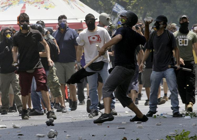 Politiet blev bombarderet med sten og molotovcoctails. 
