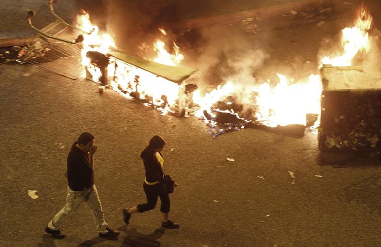 Kampene fortsatte natten igennem, hvor demonstranterne bl.a. byggede barrikader i gaderne. 