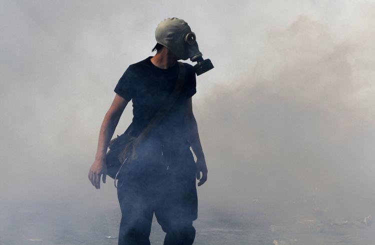 Nogle demonstranter tog gasmasker i brug. 