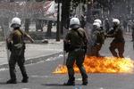 Demonstranterne kastede molotovcoctails efter politibetjentene. 