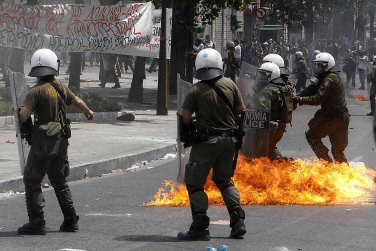 Demonstranterne kastede molotovcoctails efter politibetjentene. 