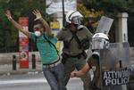 En demonstrant anholdes af politi under de voldsomme uroligheder i Athens centrum. 