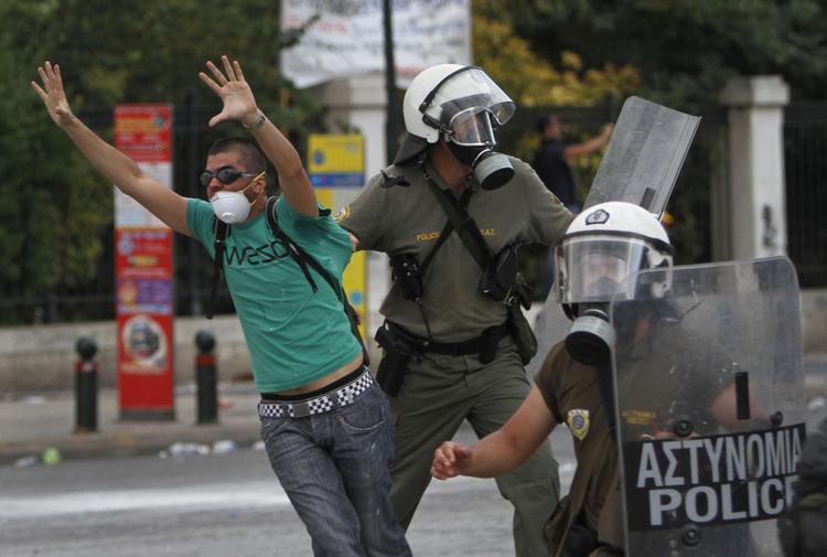 En demonstrant anholdes af politi under de voldsomme uroligheder i Athens centrum. 