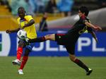 damebesøg. Mexicos David Cabrera er en af de spillere, der er sendt hjem fra Copa America. Her ses han (th) i en testkamp mod Ecuador 25. juni. 