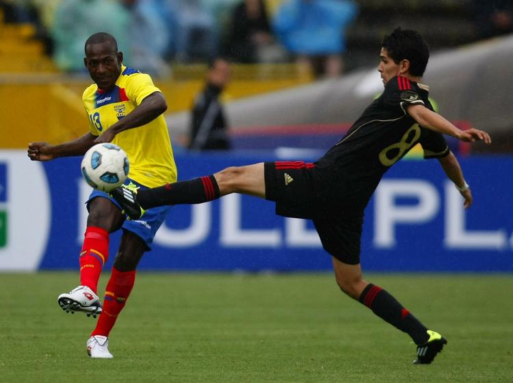 damebesøg. Mexicos David Cabrera er en af de spillere, der er sendt hjem fra Copa America. Her ses han (th) i en testkamp mod Ecuador 25. juni. 