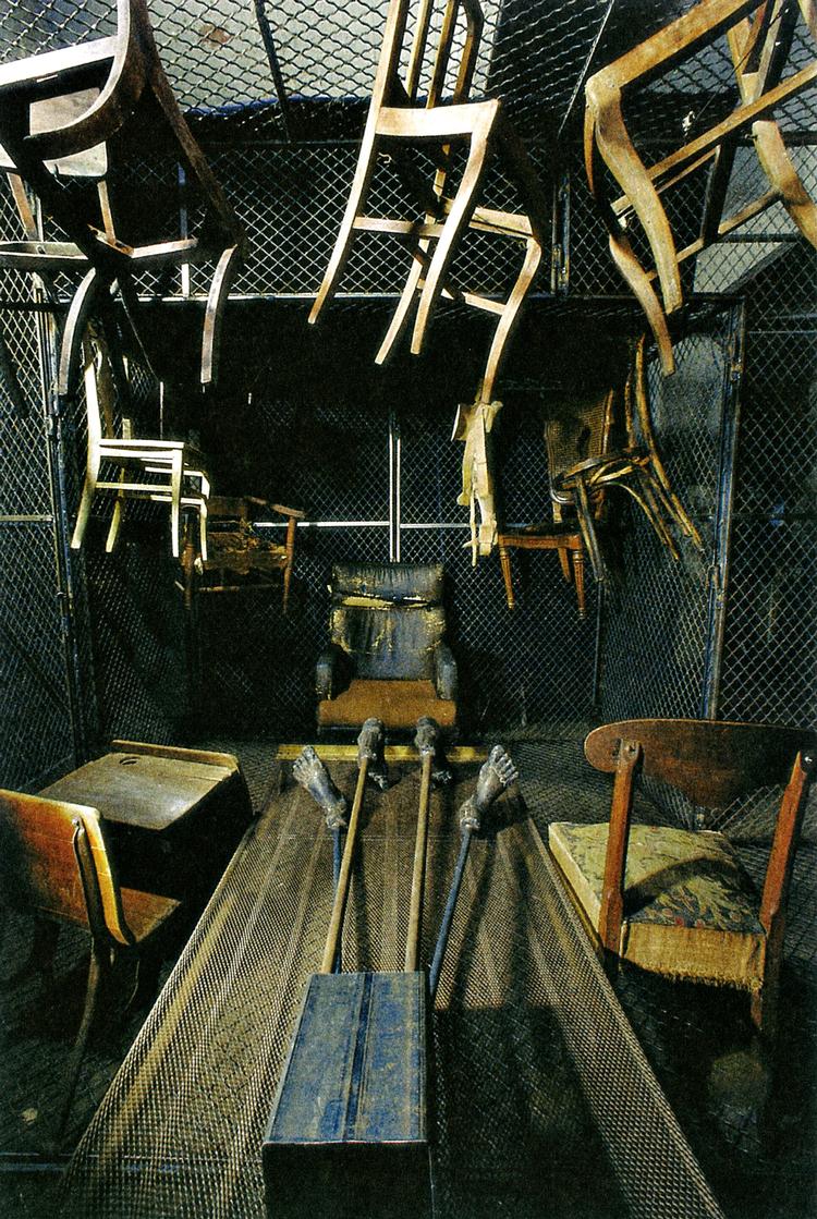 Cellen. Devika Sharma forholder sig blandt andet til Louise Bourgeois' installationer under fællestitlen 'The Cell'. Spejler fængslet privatlivet, eller er det omvendt? Foto fra bogen: Louise Bourgeois: 'Passage Dangereux' 