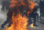 Urobetjente er blevet ramt af en molotovcoctail under de voldsomme uroligheder i Athen. 